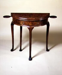 Table de jeu de la reine Anne avec pieds en coussinet, 1710